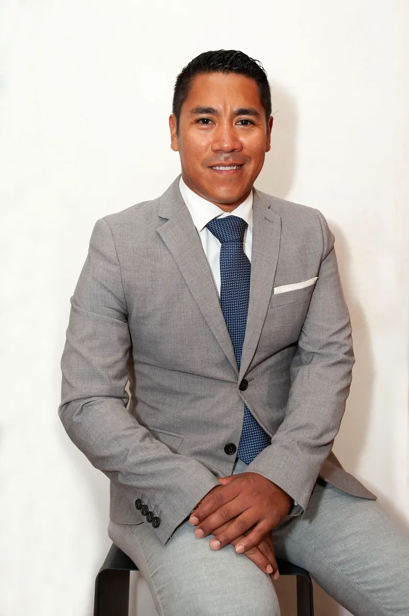 Mario Guerrero, fundador de MoneyWorking, sentado y sonriendo